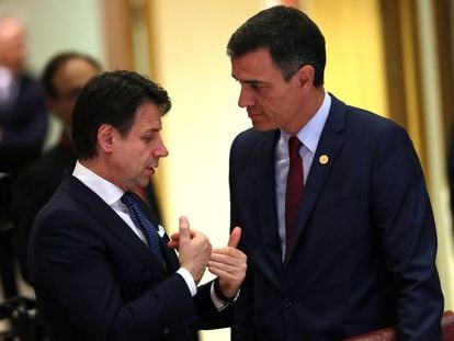 O primeiro-ministro italiano, Giuseppe Conte, conversa com o presidente do Governo espanhol em exercício, Pedro Sánchez, em maio em Bruxelas.