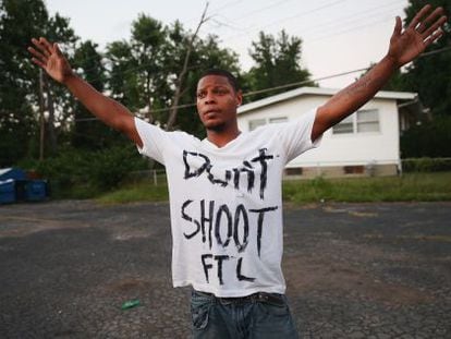 Um jovem protesta nas ruas de Ferguson.