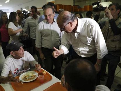 Alckmin cumprimenta frequentadores do Bom Prato no Brás, em 3 de setembro.