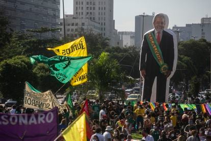 Boneco com a imagem do ex-presidente Lula levado em protesto contra Bolsonaro no Rio, em 29 de maio.