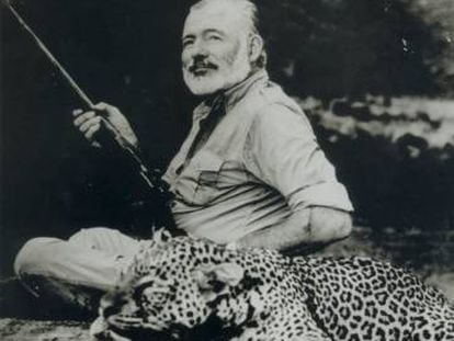 Ernest Hemingway, com um leopardo morto, em 1953.