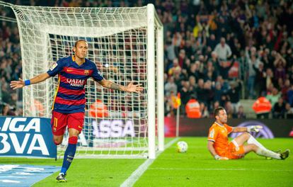 Neymar festeja um de seus quatro gols.