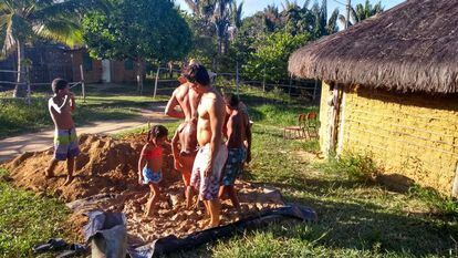 O povo indígena Tumbalalá, na Terra Indígena Tupinambá de Olivença.