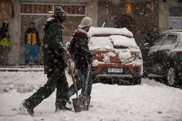 A neve obriga alguns barilochenses a levar a pá ao trabalho