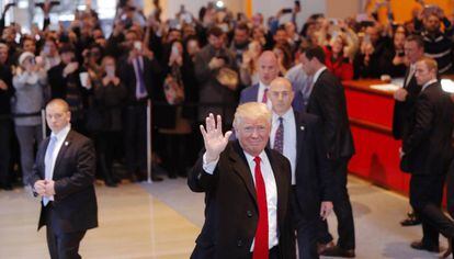Donald Trump deixa o prédio do New York Times após uma reunião com a direção do jornal.