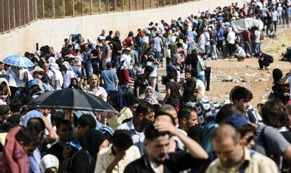 Refugiados cruzam a fronteira da Síria com a Turquia em agosto de 2017.