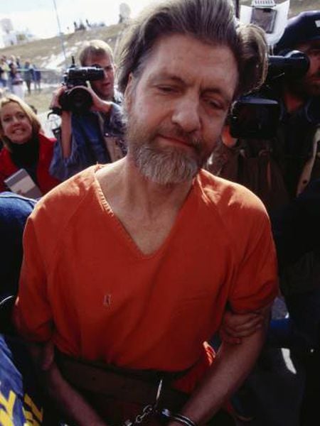 Policiais conduzem Theodore Kaczynski, o Unabomber, ao tribunal em 1996.