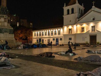 Moradores de rua dormem no chão do Pátio do Colégio, centro de São Paulo, na última quinta-feira.