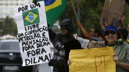 GRUPOS DE DERECHAS PROTESTAN EN BRASIL EN CONTRA DEL GOBIERNO DE ROUSSEFF