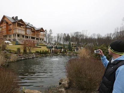 Um homem tira fotos da mansão de Víctor Yanukóvich.