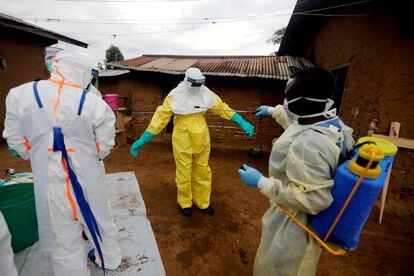 Um trabalhador humanitário descontamina um de seus colegas em um centro de tratamento de ebola em Beni (RDC) em 8 de outubro de 2019.