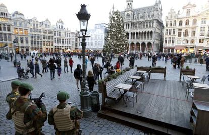 Soldados belgas vigiam a Grand Place, em Bruxelas.