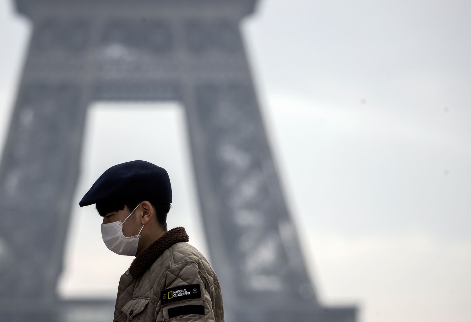 Turista usa máscara contra o coronavírus em Paris.
