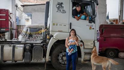 O caminhoneiro Marcelo Aparecido Santos da Paz, de 36 anos, fotografado em seu caminhão junto com sua família, em Santos.