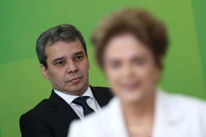 Cesar Lima e Silva ao fundo, atrás de Dilma em sua posse.
