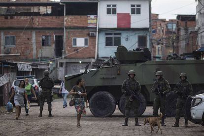  Militares do Exército durante ação na favela Kelson's, em fevereiro deste ano. 
