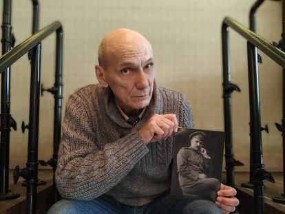 George Shajet segura uma foto de seu avô, um engenheiro que foi alvo de represálias em 1934, em Moscou.