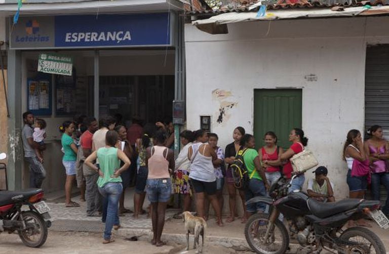 Fila na frente da lotérica Esperança.