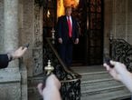 Trump habla, a la salida de la mansión Mar-a-Lago el pasado diciembre, con los medios tras una reunión con oficiales del Pentágono.