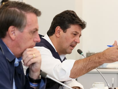 Bolsonaro e o ministro Mandetta, durante teleconferência com prefeitos no dia 22.