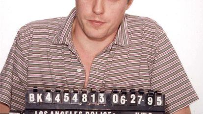 <b>Diagnóstico.</b> Hugh Grant (Londres, 1960) estava chegando ao auge em 1995, graças a sucessos como <i>Quatro Casamentos e um Funeral e Razão</i> e <i>Sensibilidade</i>, nos quais interpretava o amável galã de olhos azuis. Em sua vida privada, estava há oito anos com a atriz e “top model” Liz Hurley. Por isso, foi uma surpresa ao ser preso fazendo sexo oral em seu carro com uma prostituta. Além da raiva monumental de sua namorada, este evento causou um escândalo mundial que afetou sua carreira e o obrigou a confessar seu vício em sexo.
<b>Tratamento.</b> Depois de se desculpar publicamente em um programa de televisão, Grant foi perdoado por sua namorada com a condição de que fizesse um teste de HIV. Assim, pouco a pouco, o ator recuperou seu prestígio. Mas ele logo voltou aos seus antigos hábitos. Mudou de namorada (estava com Jemima Khan) e foi surpreendido novamente alternando com prostitutas. É como disse Divine Brown, a ex-prostituta com quem ele foi pego em 95: “Hugh não pode controlar seus impulsos, por isso nunca será fiel”.
