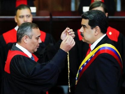 O presidente do Supremo da Venezuela, Maikel Moreno, juramenta o presidente venezuelano Nicolás Maduro durante a ceremônia na Corte Suprema.