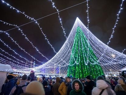 O momento de acender as luzes da Árvore de Natal da Praça da Catedral da Cidade Velha de Vilna (foto) é uma tradição que reúne moradores e visitantes na capital da Lituânia. Trata-se de uma enorme estrutura de metal coberta com galhos de coníferas e do que sobra das podas florestais, adornada com 900 figuras e 70.000 lâmpadas, que transformam o conjunto numa das árvores natalinas mais brilhantes da Europa. Tanto que os passageiros dos aviões podem vê-la facilmente antes de aterrissar no aeroporto. Ficará acesa até 7 de janeiro e pode ser apreciada do trem de Natal que percorre lugares os festivos da cidade.