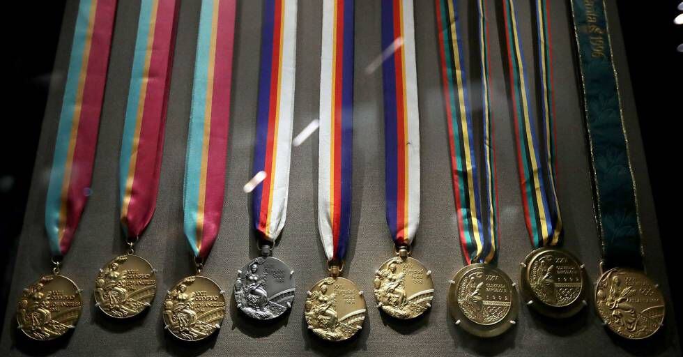 Nove das 10 medalhas olímpicas de Carl Lewis.