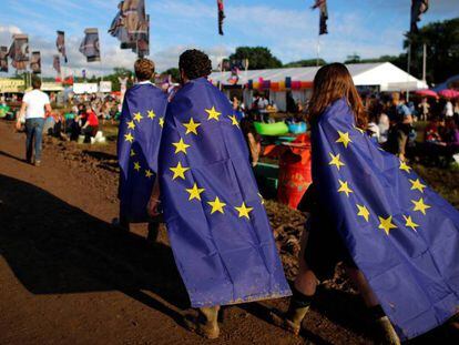 Jovens com a bandeira da UE no festival de Glastonbury, em 22 de junho, véspera do referendo.