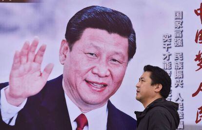 Homem passa por um cartaz do presidente chinês Xi Jinping em Pequim