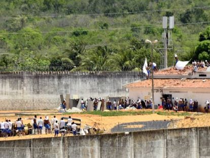 Detentos rebelados na penitenci&aacute;ria de Alca&ccedil;uz fazem barricadas em um dos pavilh&otilde;es, nesta ter&ccedil;a-feira.