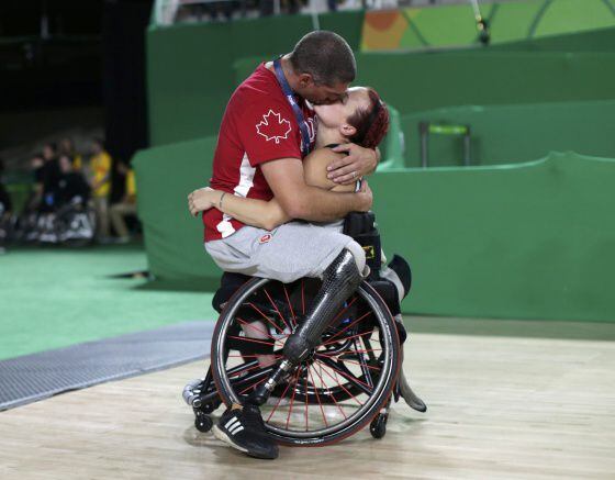 Os jogadores de basquete paralímpico Adam Lancia e Jamey Jewells.