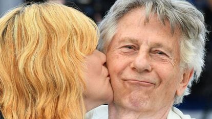 A atriz Emmanuelle Seigner beija a seu marido, Roman Polanski, antes da coletiva de imprensa de 'D'Après une histoire vraie'.