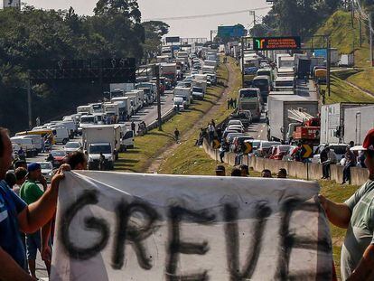 Caminhoneiros fecham parte da rodovia Régis Bittencourt em São Paulo nesta quinta-feira, quarto dia da paralisação da categoria.