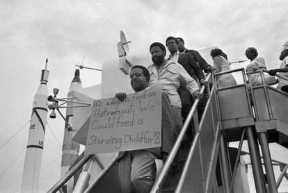 O Reverendo Ralph Abernathy, em primeiro plano, protesta em Cabo Canaveral contra o Programa Apollo, em 15 de julho de 1969.