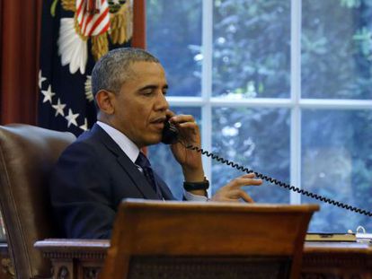 O presidente Obama durante uma conferência telefônica antes de partir.