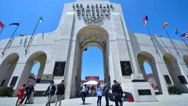 A porta do estádio Los Angeles Momerial Coliseum.