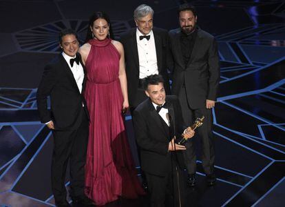 O cineasta chileno Sebastian Lelio (ao centro), que levou o Oscar de Melhor Filme Estrangeiro.