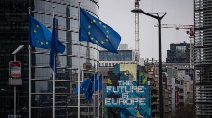 Sede da Comissão Europeia e a seu lado uma obra do artista belga NovaDead com uma mensagem europeísta para o futuro.