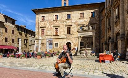Um guitarrista na 'piazza' Grande de Montepulciano, na Toscana.