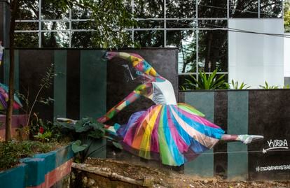 Uma bailarina pintada por Kobra, pioneiro do grafite no Brasil.