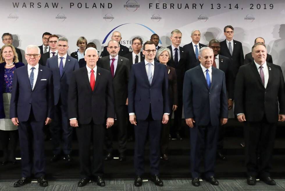 A partir da esquerda, o ministro de Relações Exteriores polonês, Jacek Czaputowicz; o vice-presidente dos EUA, Mike Pence; o primeiro-ministro polonês, Mateusz Morawiecki; o primeiro-ministro israelense, Binyamin Netanyahu, e o secretário de Estado dos EUA, Mike Pompeo, nesta quinta-feira, na conferência de Varsóvia sobre o Oriente Médio