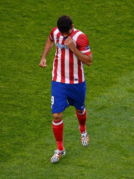 Diego Costa, aleijado, se retira em Da Luz.
