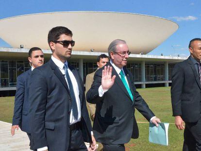 Cunha desce a rampa do Congresso após renunciar à presidência da Câmara.
