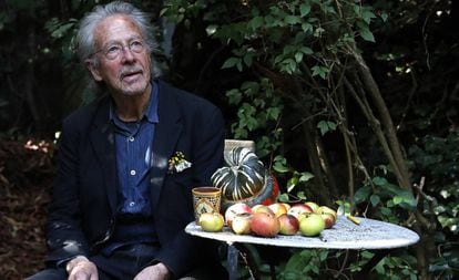 O escritor Peter Handke, no jardim de sua casa em Chaville, nos arredores de Paris, depois de receber o anúncio do Nobel.
