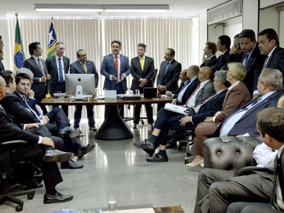 Ciro Nogueira, ao centro, re&uacute;ne membros do PP.