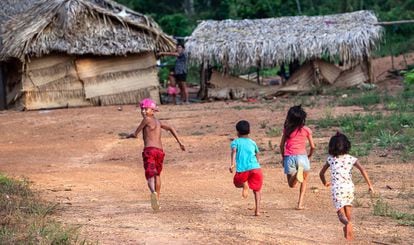 Crianças brincam na aldeia dos indígenas Arara, no Pará. CLIQUE PARA VER A FOTOGALERIA.