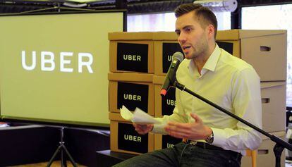 O diretor geral do Uber na Hungria anuncia a suspensão do serviço.
