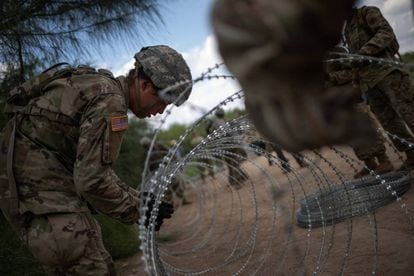 Militares norte-americanos reforçam a fronteira em Hidalgo (Texas).
