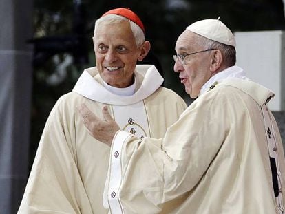 O Papa com o cardeal Wuerl, acusado de encobrir os fatos, em Washington em 2015.